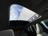 【パノラマガラスサンルーフ】固定式のガラスルーフで明るい車内空間を演出。日差しの強い日は電動スライドカーテンで調整するなど、季節を問わず開放的なドライブをお楽しみいただけます。