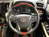 インテリアに合わせたデザインのステアリングは、運転される方のことも考え、運転しやすい形状、大きさです。是非一度、実際に触ってお確かめください。