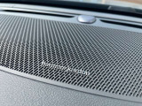 【harman kardon】ハーマンカードンのHi-Fiスペシャリストと共に、モデル別に開発・設計された専用チューニングが臨場感溢れる音響空間を実現しています。