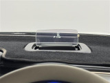 【ヘッドアップディスプレイ】運転支援システムの作動状況やナビゲーションの案内表示など、クルマや走行に関するさまざまな情報をダッシュボード上のアクリル板に表示できます。(表示内容は車種により異なります)