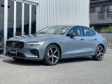 ワンペダルドライブ機能とAWDが、S60 Rechargeの俊敏なパフォーマンスの源です。リラックスしたまま、なめらかで力強いパワーフィールをご堪能ください。