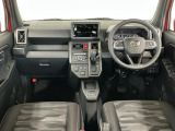 【インパネ】運転のしやすさを最優先に設計された見晴らしの良いフロントビュー。車両間隔が掴みやすく狭い道でも安心♪「安全」と「品質」を最優先に、安心してお乗りいただけるクルマを提供いたします。