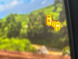 【ブラインドスポットワーニング】走行中、ドアミラーの死角になりやすい箇所に後続車が接近するとサイドミラー付近に警告を表示、ドライバーに注意喚起をしてくれます。