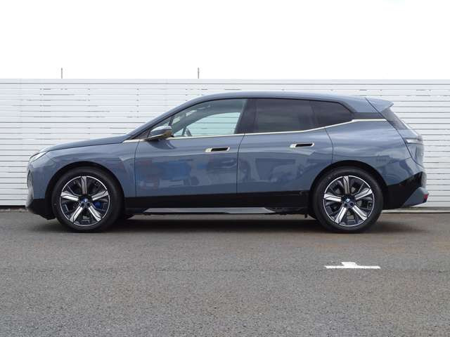 BMW iX xドライブ50 4WD の中古車詳細 (4,000km, ストーム・ベイ