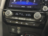 【左右独立オートエアコン】左右独立型、いわゆるデュアルエアコンです。運転席と助手席でそれぞれお好みの温度を設定可能です。