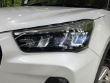【LEDヘッドライト】悪天候や夜間走行時も良好な視界を確保し安心して運転できる高輝度LEDヘッドライトを装備!点灯速度が早く、消費電力も抑えられています。