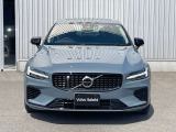 ワンペダルドライブ機能とAWDが、S60 Rechargeの俊敏なパフォーマンスの源です。リラックスしたまま、なめらかで力強いパワーフィールをご堪能ください。