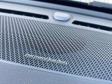 【harman kardon】ハーマンカードンのHi-Fiスペシャリストと共に、モデル別に開発・設計された専用チューニングが臨場感溢れる音響空間を実現しています。