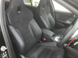 【コックピットシート】BMW車の主役席。車体中央にくる様に配置し車両重心とが一致する事でドライバーと車との一体感あるドライビングを実現。人間工学に基づき形成した形状が長時間のドライブ疲労も軽減します!