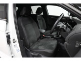 安全性と快適性を追求した、少し硬めのシート。 これは長時間の運転や渋滞などの状況でも、身体の疲労度が少ないことを求めたものです。