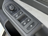 運転席ドアに集約されたパワーウィンドウスイッチで、全窓をスマートに操作できます。