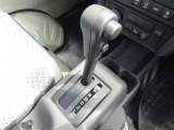 【オートマミッション(A/T)】シフトチェンジの煩わしさから解放される大事な装備です! 最近ではミッションも改良され、燃費もすこぶる良好になってますよ♪