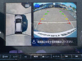 空から見下ろすような視点で、スムーズな駐車と安全確認をサポートする「アラウンドビューモニター」付です。