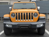 Jeepの象徴7スロットグリルがインパクトあります。フロントに障害物センサーを標準装備しております。