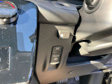 ●オートブレーキホールド信号待ちなどの停車時に、ブレーキペダルを踏み続けていなくても自動的にブレーキ力がキープされる機能です。アクセルペダルを踏めば、ブレーキが解除され発進が可能です。