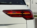 LEDテールランプ(ダイナミックターンインジケーター付き)特徴的な配光パターンによって後続車からの視認性が高まり、万一の追突の危険性を軽減します。