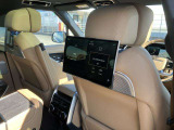 【11.4インチリヤシートエンターテインメント メーカーop価格￥545000】リヤシートではスクリーンミラーリング、またはHDMI経由でデバイスを接続し、11.4インチの高解像度スクリーンのいずれかで視聴可能です。