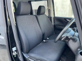 運転席まわりには十分なスペースがあり、大柄な方でもゆったり運転していただける環境です。