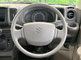 インテリアに合わせたデザインのステアリングは、運転される方のことも考え、運転しやすい形状、大きさです。是非一度、実際に触ってお確かめください。