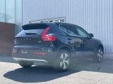 ボルボXC40は、よりスマートに、より大胆に生まれ変わりました。刷新されたフロントフェイス、先鋭的な躍動感を感じさせるスタイリング。SUVの姿を体現するプロポーションは力強さに溢れた佇まいを見せます。
