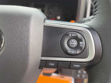 【クルーズコントロール】アクセル操作なしで一定速度を保つ機能。先行車との距離を自動調整する追従型が主流で、高速走行時の疲労を劇的に軽減します。長距離移動が多いお客様への商談では必須の快適装備です。