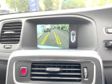【パークアシスト・カメラ】駐車時に後方がリアルタイム映像で確認できます。大型商業施設や立体駐車場での駐車時や、夜間のバック時に大活躍!運転スキルに関わらず、今や必須となった装備のひとつです!