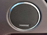 英国の老舗オーディオブランド「MERIDIAN」のサウンドシステムを搭載。低音から高音までをクリアに再現し車内に臨場感溢れる音響空間を提供。