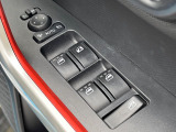 【電動格納ミラー】サイドミラーは電動格納式となっており、狭い駐車場でもキズがつくリスクを抑えられます。
