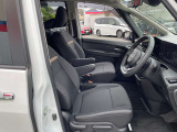 適度なホールド感と快適な座り心地の運転席シートまわり!