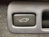 【パワーバックドア】スマートキーや運転席のボタンを押すだけでリアゲートが自動で開閉します!荷物を持っている時や、高い位置にあるバックドアを閉める際に便利な機能です♪