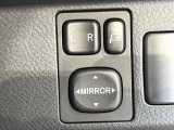 【電動格納ミラー】サイドミラーは電動格納式となっており、狭い駐車場でもキズがつくリスクを抑えられます。