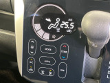 【オートエアコン】一度お好みの温度に設定すれば、車内の温度を検知し風量や温度を自動で調整。暑い&hellip;寒い&hellip;と何度もスイッチ操作をする必要はありません。快適な車内空間には必須の機能ですね♪