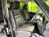 運転席まわりには十分なスペースがあり、大柄な方でもゆったり運転していただける環境です。