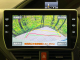 【バックカメラ】駐車時に後方がリアルタイム映像で確認できます。大型商業施設や立体駐車場での駐車時や、夜間のバック時に大活躍!運転スキルに関わらず、今や必須となった装備のひとつです!