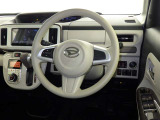 運転席まわりです。 各操作スイッチは使いやすい位置に配置されてます。