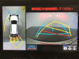 【パノラミックビューモニター】クルマの前後左右に搭載したカメラから取り込んだ画像を合成し、車両を上から見たような画像をディスプレイに表示します。