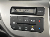 【オートエアコン】一度お好みの温度に設定すれば、車内の温度を検知し風量や温度を自動で調整。暑い&hellip;寒い&hellip;と何度もスイッチ操作をする必要はありません。快適な車内空間には必須の機能ですね♪