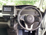 運転席周辺のスマートなレイアウトが、操作のしやすさを実現。快適なドライブをサポートします。手元で操作ができる、電子制御パーキングブレーキ。