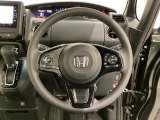 ハンドルにHondaセンシング系のクルーズコントロールやレーンキープアシストなどのスイッチと、オーディオの操作スイッチが装備されています。ハンドルから手を離さず安全に操作できます。
