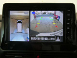 ギアを『R』に入れた後、カメラボタンを2回押すと、ナビ画面に後方の映像を映してくれるので、駐車がし易くなります。