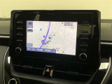 【7インチディスプレイオーディオ】各種オーディオ機能とスマホ連携機能を搭載。ナビキットを装着しているので、車載ナビとしても使用可能です。機能の詳細につきましては、展示店舗までお尋ねください。