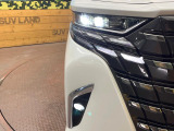 【LEDヘッドライト】悪天候や夜間走行時も良好な視界を確保し安心して運転できる高輝度LEDヘッドライトを装備!点灯速度が早く、消費電力も抑えられています。