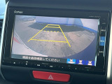 【バックカメラ】駐車時に後方がリアルタイム映像で確認できます。大型商業施設や立体駐車場での駐車時や、夜間のバック時に大活躍!運転スキルに関わらず、今や必須となった装備のひとつです!