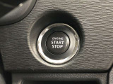 エンジンスタートスイッチです。キーが車内にあれば、エンジンの始動や停止はスイッチを押すだけ!キーを取り出す手間を省き、ワンプッシュで操作できるので簡単でスムーズです。