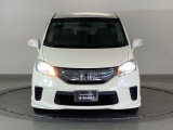 【HID】ディスチャージヘッドライトが装備されています。夜間走行時や雨の日に明るく安全に前方を照らすことが出来ます。対向車からも見えやすいので相手に接近を知らせることも出来ます。