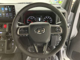 ステアリングから手を離さず、運転に集中したままオーディオ等の操作ができます。