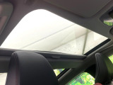 【パノラマルーフ】大型のガラスルーフ搭載で車内の解放感が一気にアップ!開放的なドライブをお楽しみいただけます。