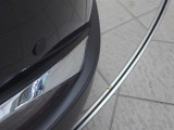 コーナーセンサーを車の前後に装備。障害物までの距離に応じて警告音を変えてお知らせ。縦列駐車時や駐車場・車庫などでの取り回しをサポートします。詳細は販売店スタッフまでおたずねください。