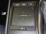手元でナビゲーションなどの操作を可能にする「リモートタッチ」は、運転姿勢の変化を抑制し、スムーズな操作が可能です。