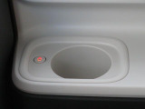 ホッとカップホルダーが運転席・助手席にあります。ホットドリンクをちょうど良い温度でキープしてくれる保温機能付で嬉しいです。